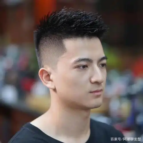 清爽有型的发型,又不想把额头露出来的话,可以尝试这样一款3/7分短发!