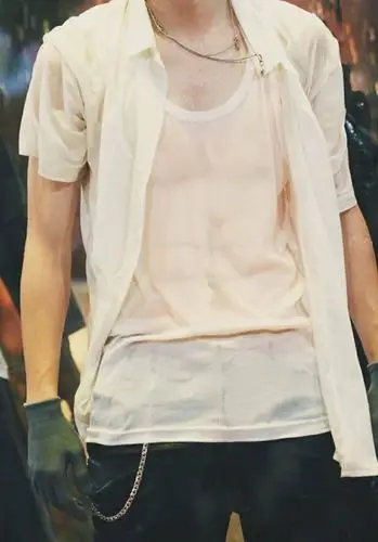 王一博腹肌图谁有给我看看