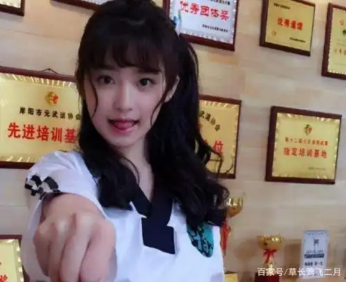 有一种"整容"叫《旋风少女》邓萍萍,17岁金发浓妆,女神一枚