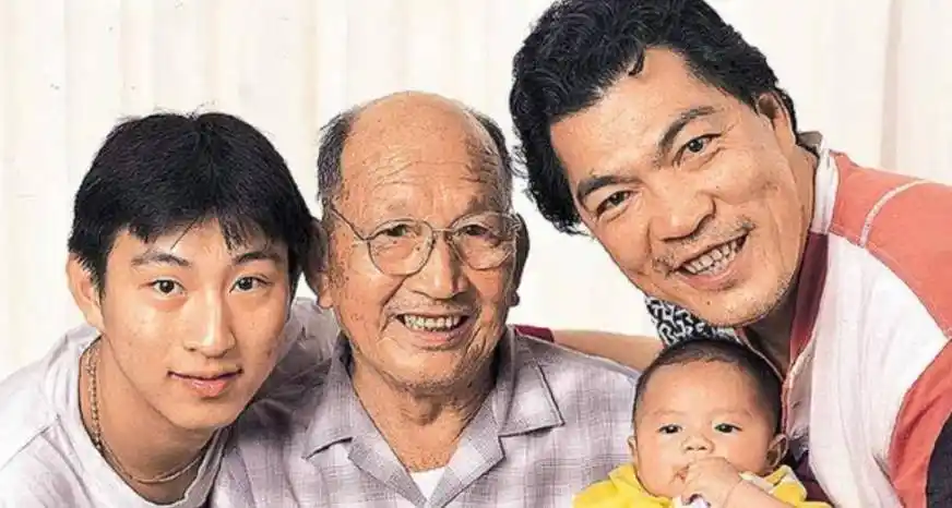 原来,成奎安生前有两任老婆,大房名叫冯月华,二房名叫陈美芝,两个老婆