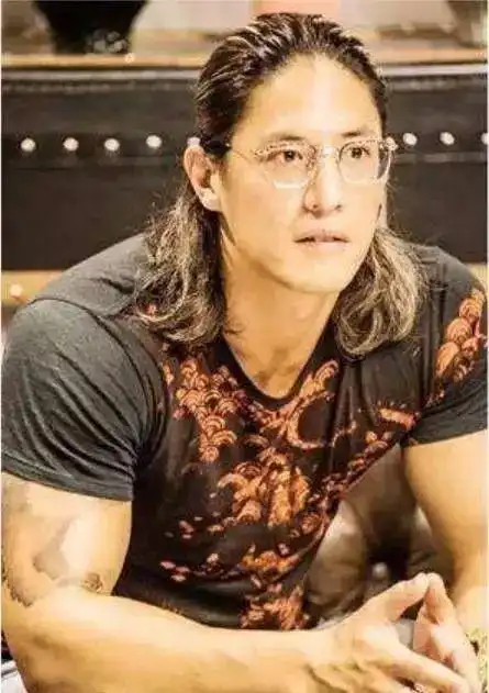 蒋友柏疑似出轨离婚暧昧女助理轰动一时的童话爱情也幻灭了吗