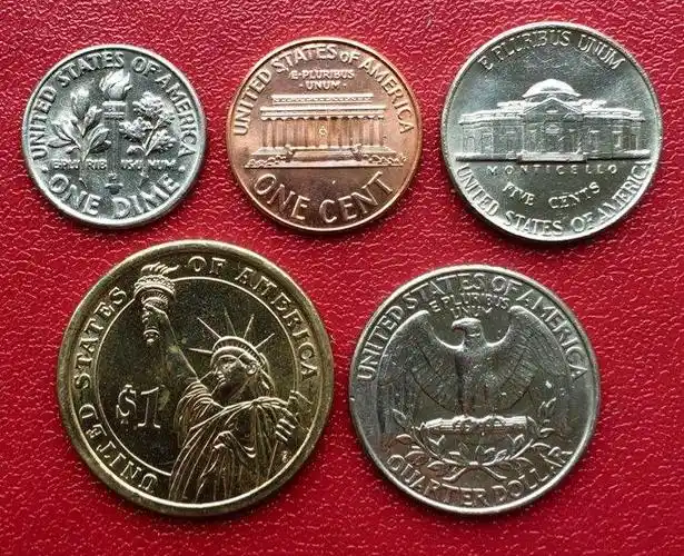 比较一下1,5,10,25,100美分各面值硬币的面积大小,发现上排左侧一枚10