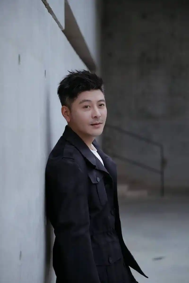 吴其江受邀出席中国国际时装周 雨伞遇上绅士尽显演员品质