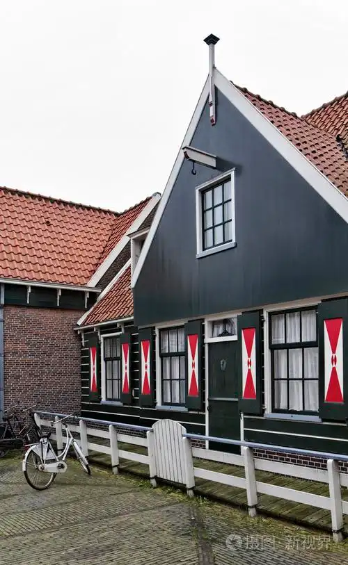 荷兰伏伦达姆村典型的石屋