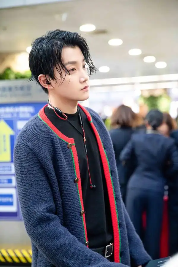 范世錡湿发现身机场 与箱子玩耍童趣十足