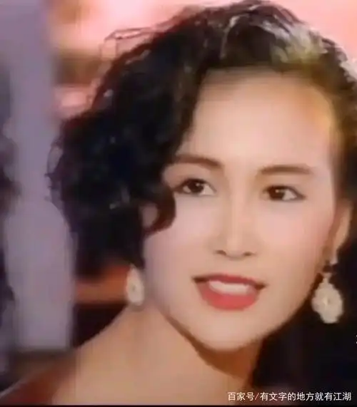 年轻时候的何超琼可真美啊!举手投足之间,尽显优雅贵气.