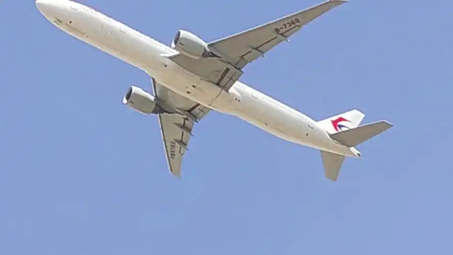 东航波音777-300er在西安起飞