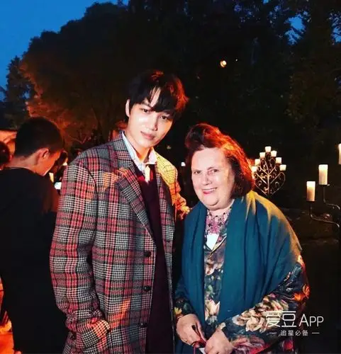 金钟仁和《vogue thailand》总编辑合照留念.