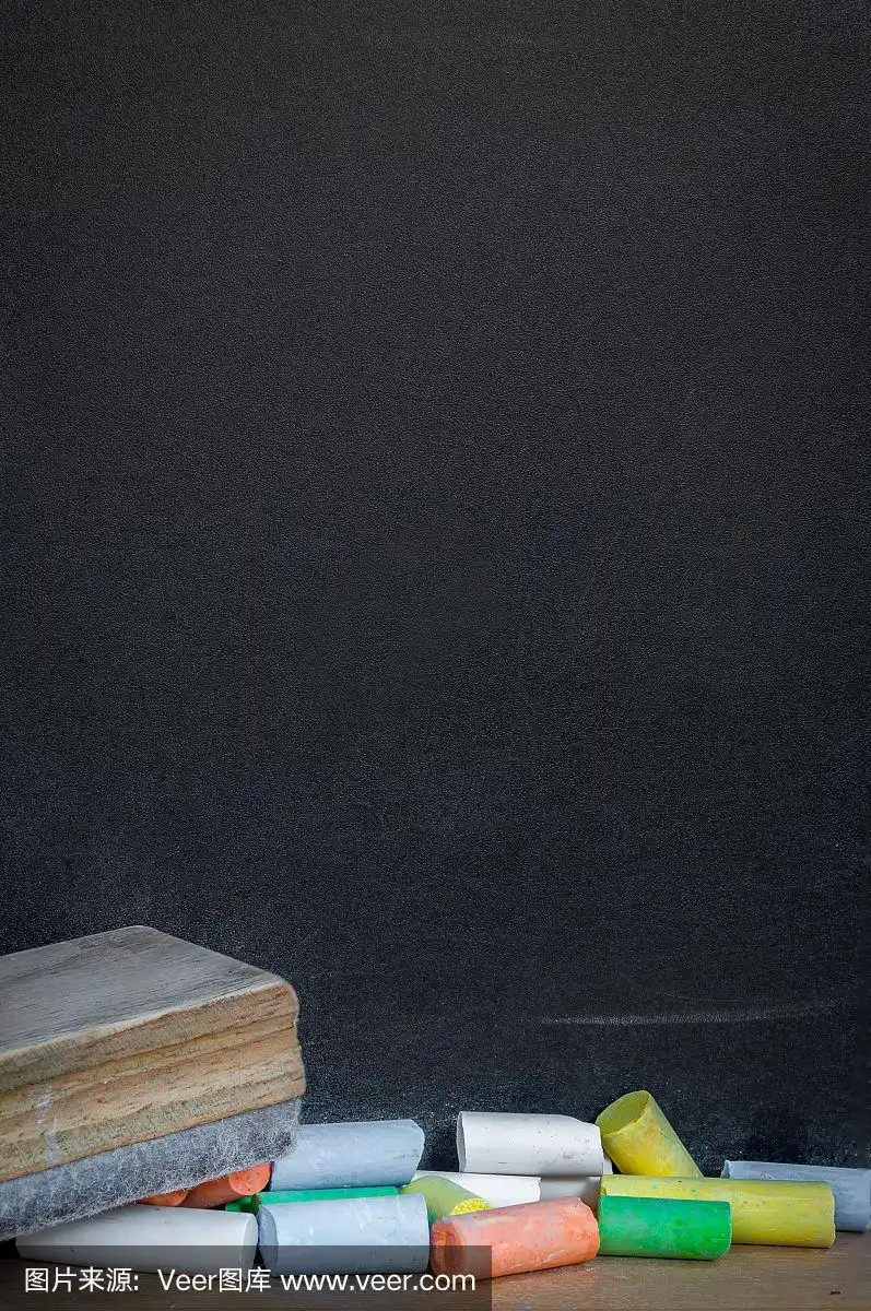 彩色粉笔在木桌上的黑色黑板背景