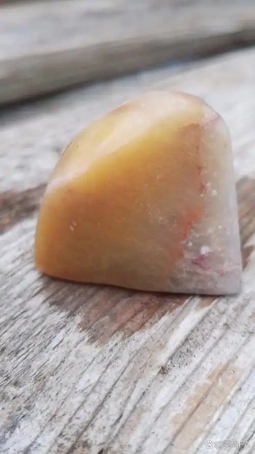 田黄石萝卜纹纹理,它是矿物粘土的包体,形成于初期,是材质不单纯的