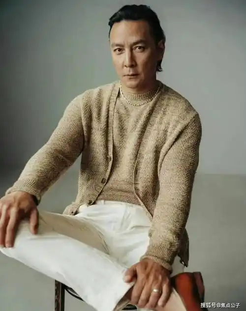 48岁吴彦祖近照,男神被认成苏大强,网友:男明星的尽头又get了_美生