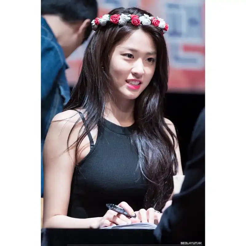 aoa金雪炫饭拍生图,露脐装加上这个动作让人心动