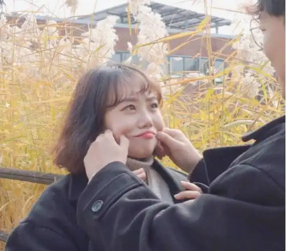 韩国情侣拍互黑闪照「甜而不恶」 狂晒恩爱朋友也甘愿