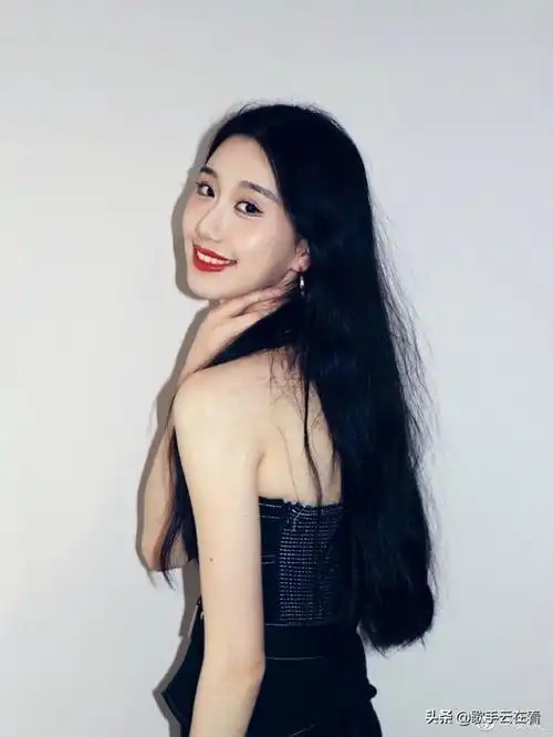 上海戏剧学院00后美女舞蹈演员凌槐迷人美照,好优雅啊.