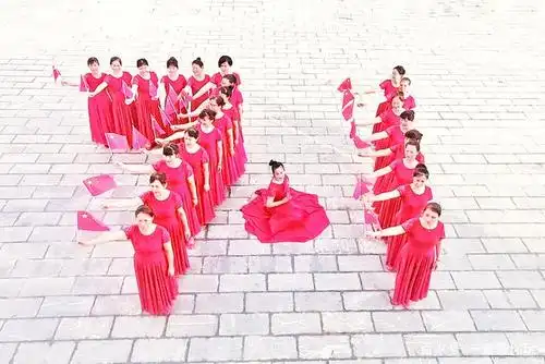 融安香杉阁前摆出"100"造型