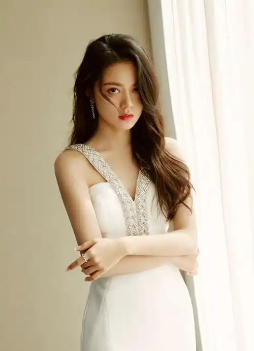 赵今麦冬日焦糖妆写真