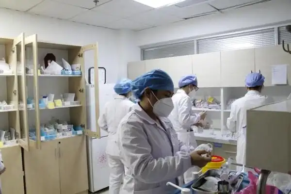 图片医护人员正在配药4