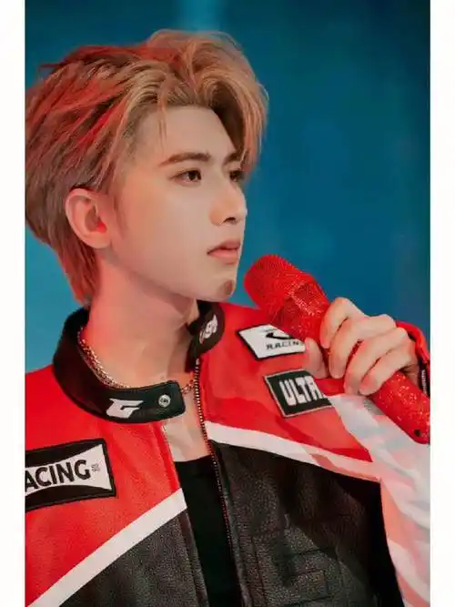 蔡徐坤母亲的过激行为引发争议网友称其为下一个吴亦凡母亲