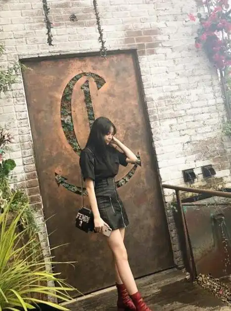 2月11日,王中磊女儿王文也在微博上晒出一组在洛杉矶和友人聚餐的照片