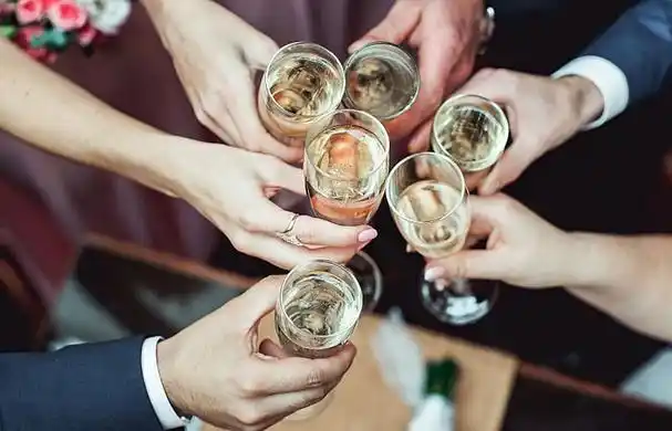 应酬喝酒有原则,牢记"2事不做,2酒不带",让你轻松脱颖而出