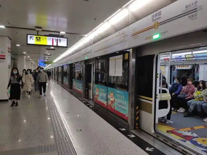 重庆轨道沙坪坝站站内换乘通道投用,三条轨道线可实现3分钟换乘_大厅