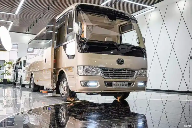 宇通t7完全承袭了丰田柯斯达的经典设计,丰田柯斯达作为中型客车的