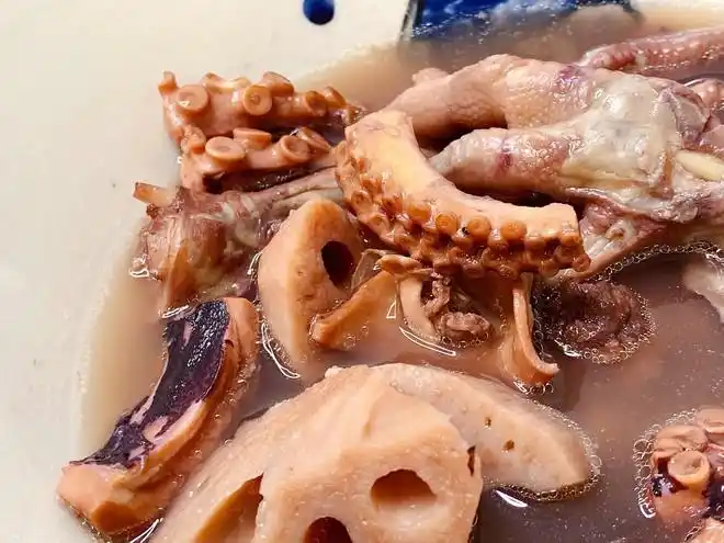 金猫咪食堂-章鱼莲藕炖鸡脚的做法
