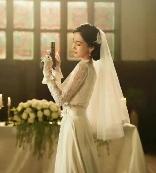 angelababy新剧来袭:封面婚纱配手枪,越迷人的越危险|杨颖|露娜|阿莱_