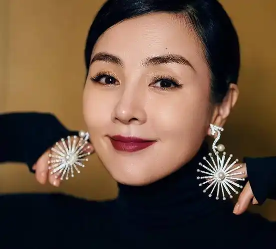 演员方舒:一婚嫁师兄,二婚嫁屠洪刚,65岁仍单身与女儿相依为命