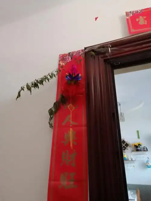 门口桃树枝挂葫芦——辟邪