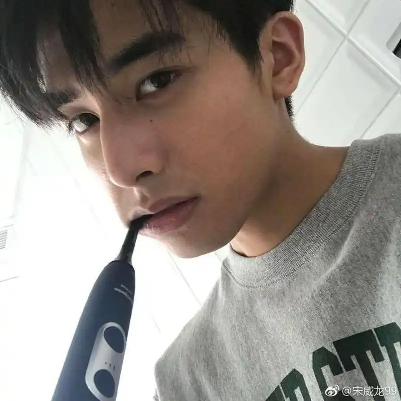 宋威龙长虫牙送上自拍令人不得不服他的颜值