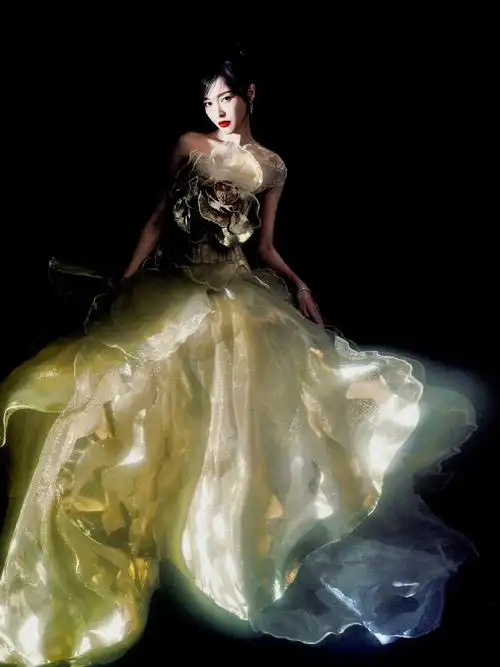 唐嫣今日#腾讯视频星光大赏#造型,一套guo pei金色高定礼服,搭配捍浇