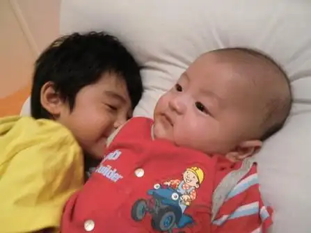 图38岁蔡少芬喜得爱女老公张晋发全家福报喜