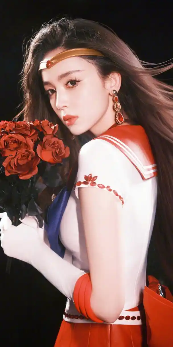 古力娜扎最新物料高清组图:迷人的美少女战士