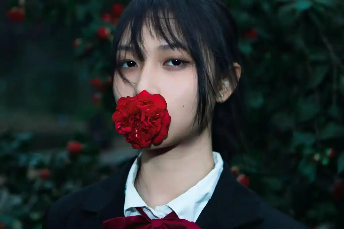 "山茶花的红终究抵不过大海深处的群青"#山茶花 #溺水小刀  - 抖音