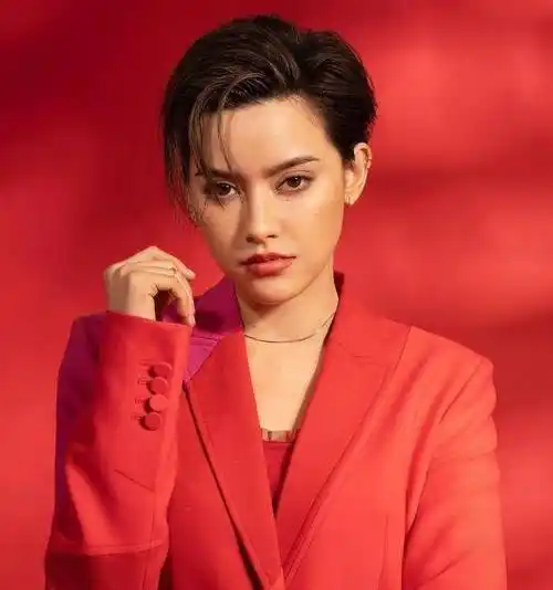 原创原创禁忌女孩饰演者尤里患脑肿瘤素颜出镜颜值超高网友心疼