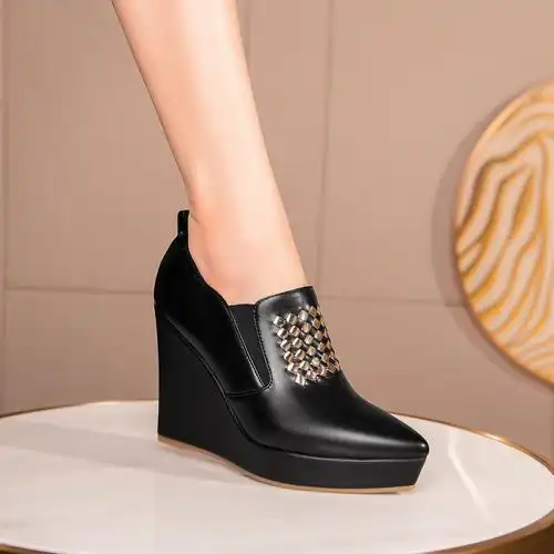 米白色气质坡跟女士单鞋2020秋季新款设计感尖头深口防水台高跟鞋