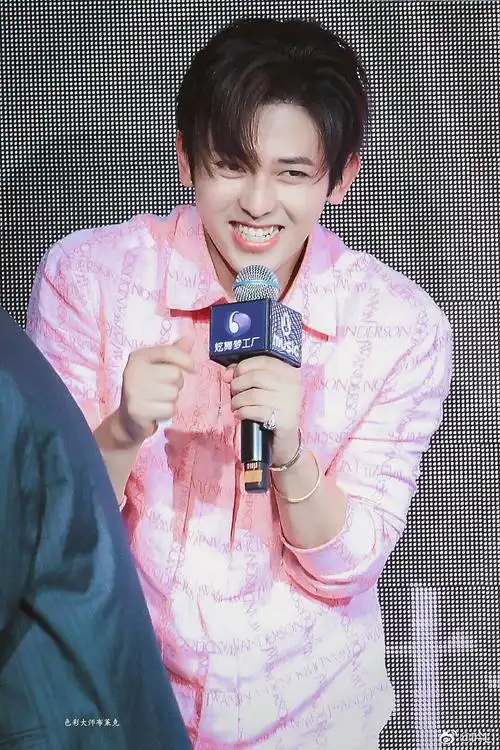 符龙飞蛊笑动图合集,元气甜妹一次吸个够!(甜笑盐笑我都要78)