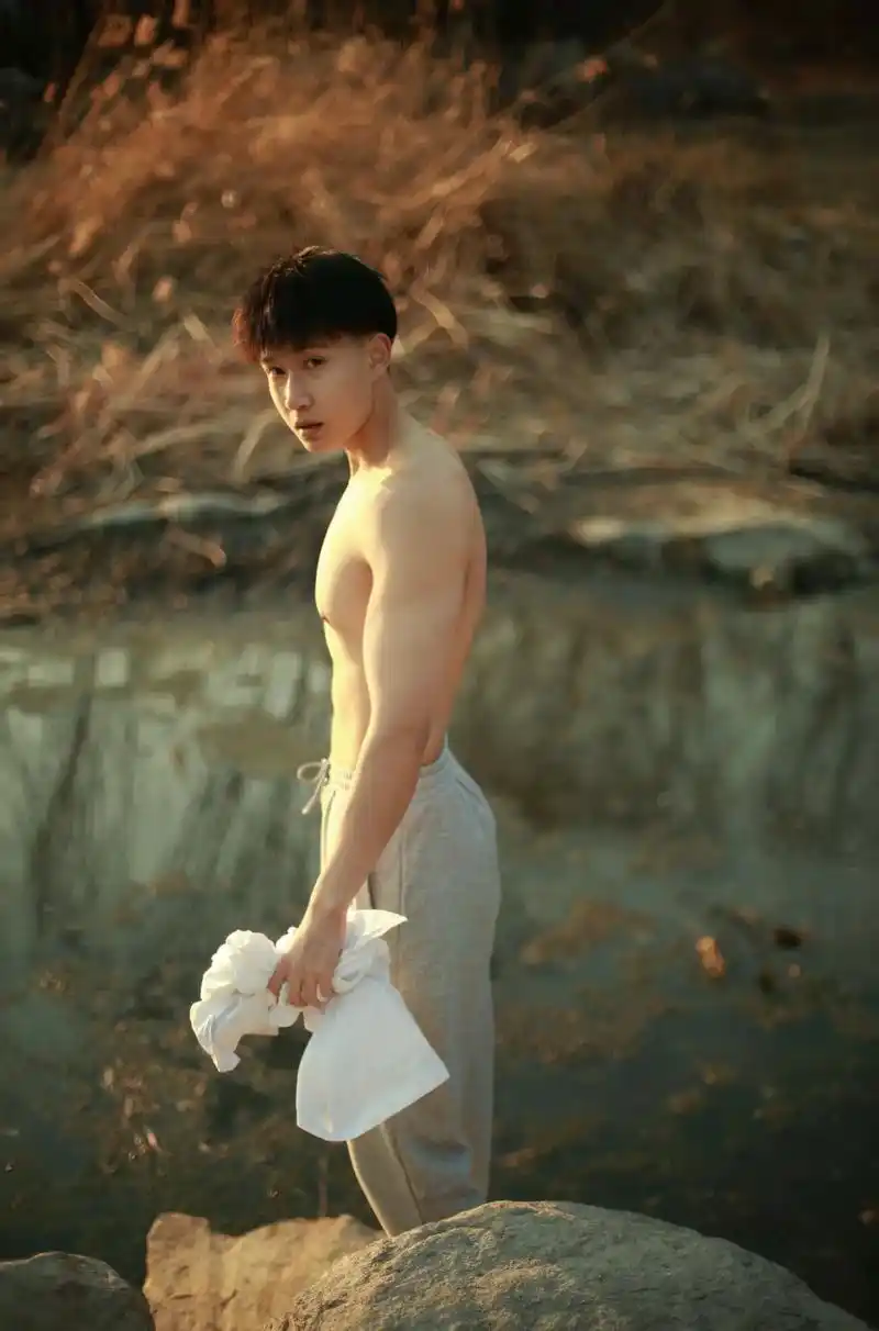 耽误你几秒心动一下.#图文伙伴计划 #禁欲系 #腼腆有腹肌 - 抖音