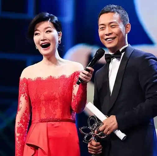 这位男子的名字叫张译,他是中国的一位优秀演员.