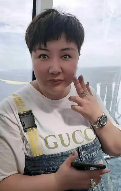 郭德纲老婆王惠庆祝生日三口人坐c位继子郭麒麟却站角落