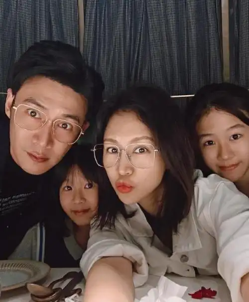 演员陆毅与其一家在社交平台上分享了一组全家福照片,展现出了幸福和