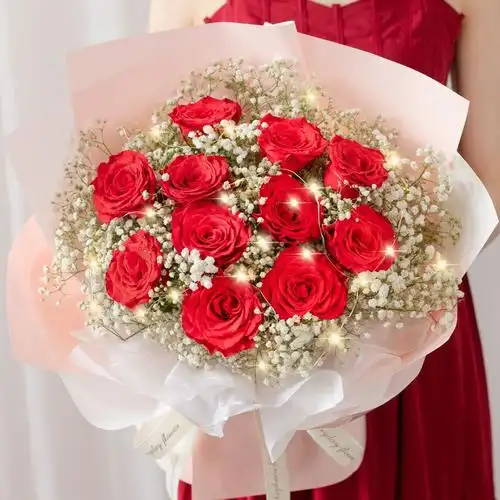 11枝红玫瑰搭配白色满天星花束