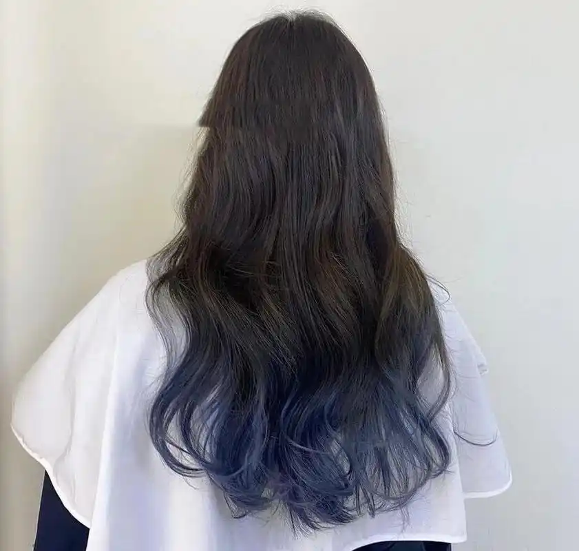 蓝灰渐变发尾染太好看了 太好看了,一定不能错过这款～混血渐变挑染
