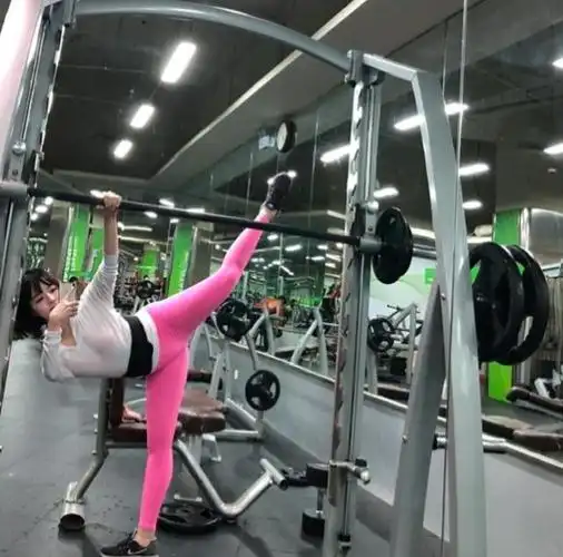 得益于良好的身材比例,即使腿粗也看不出"身体显胖",相反,只要穿搭好