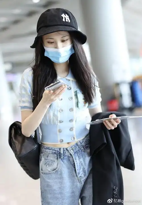 张慧雯素颜清纯穿露脐装秀小蛮腰