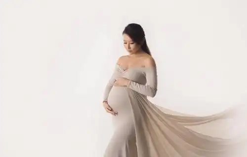 43岁蒋勤勤41岁章子怡生完孩子一个苍老憔悴一个依旧美丽