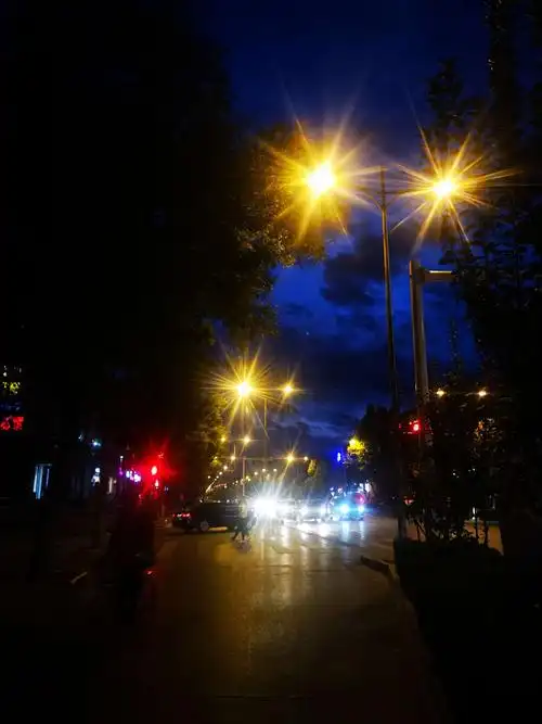 夜色阑珊,华灯初上!