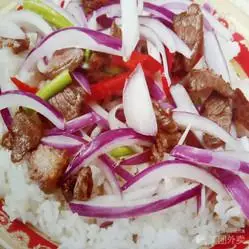 洋葱炒肉盖浇饭