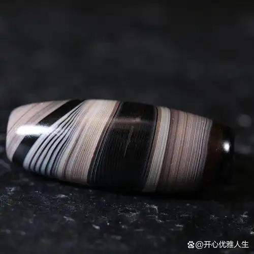 6mm 藏地精品缠丝玛瑙珠,缠丝玛瑙是因为它给人的感觉像许多丝缠绕着